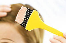 Можно ли красить волосы беременным